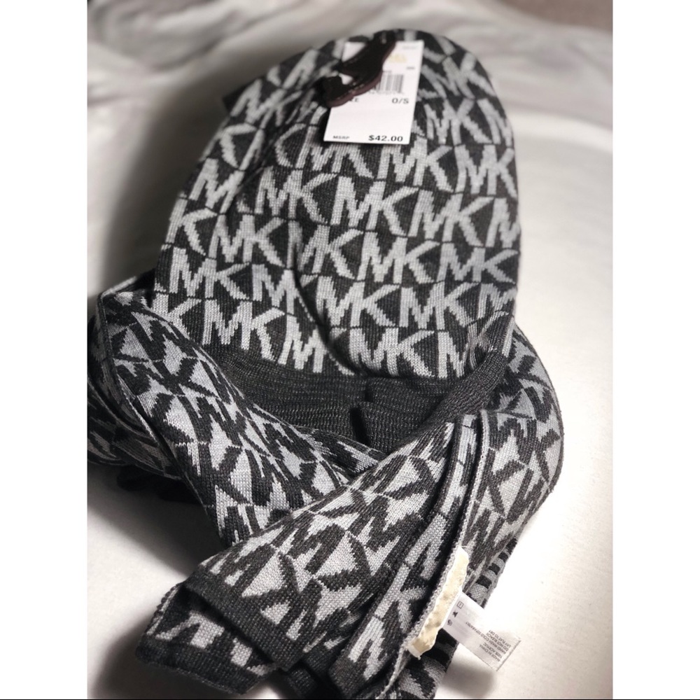 Michael Kors - Beanie and Scarf Signature